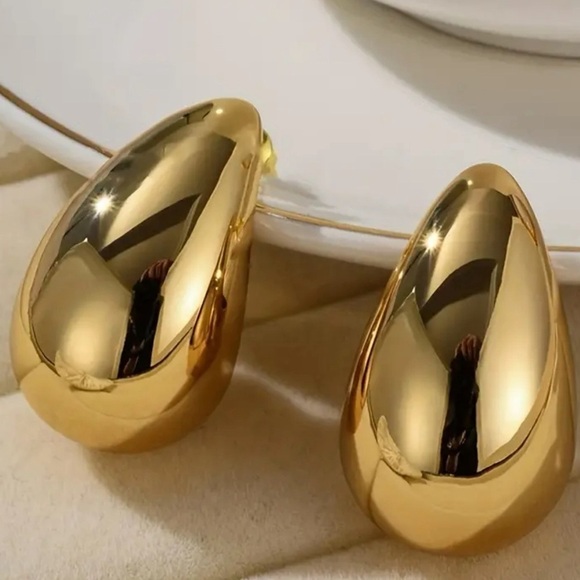 New Stylish and Eleganr Tear Drop Earrings - Picture 3 of 5